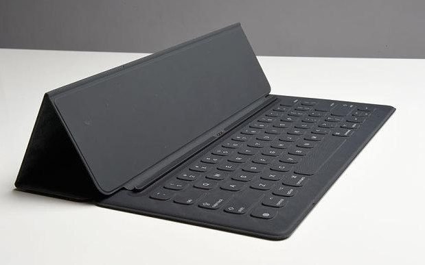 Los puntos circulares en el centro magnéticamente conectan el iPad Pro para el crédito por un teclado inteligente: JULIAN Simmonds / TELEGRAPH